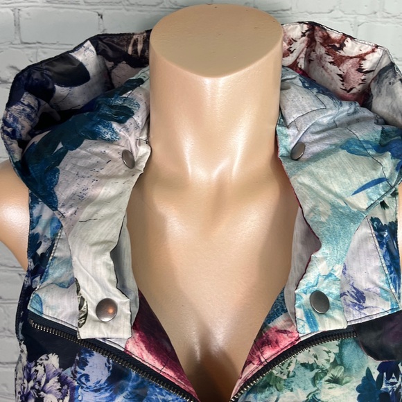 Floral Sleeveless Puffer Jacket - Picture 8 of 11